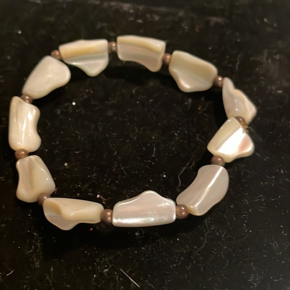 8” Mother of Pearl colored & gold bead adjustable stretch bangle bracelet - Picture 2 of 12